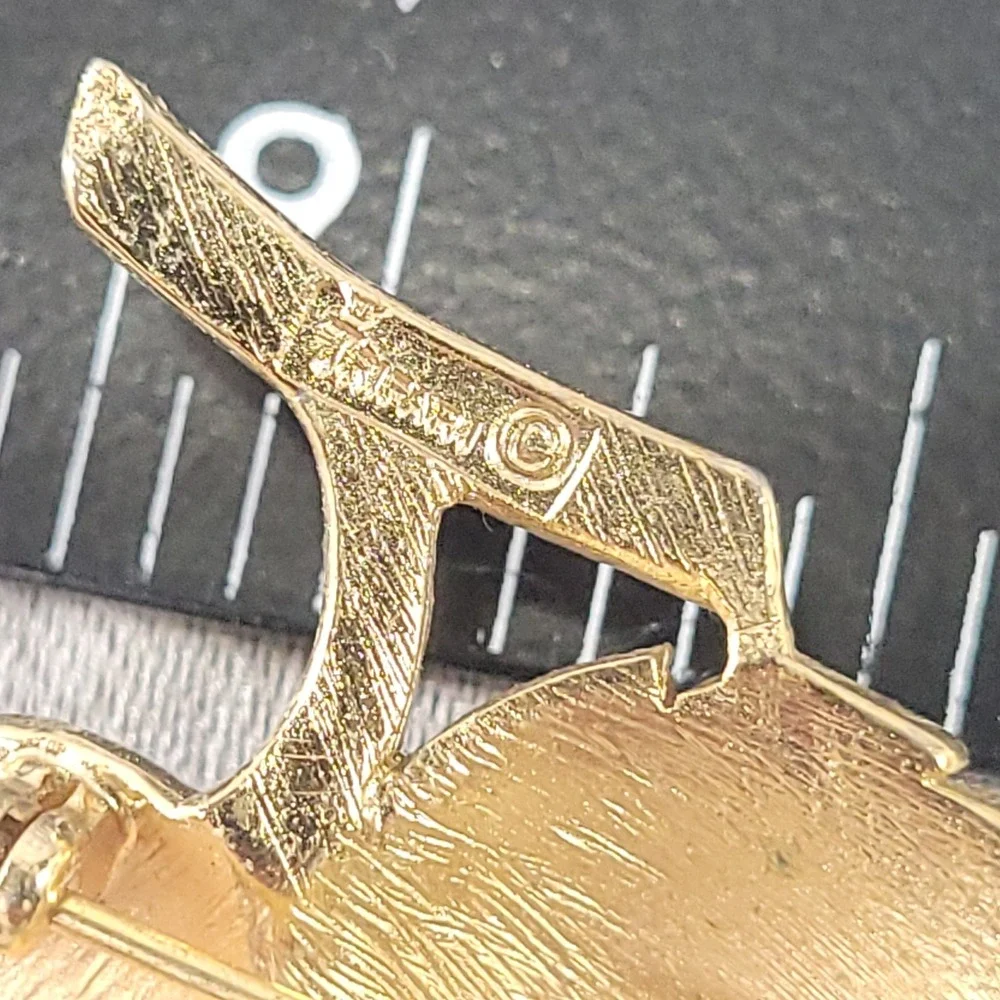 Crown Trifari Vintage Gold Tone Leaf Brooch Textured‎ Botanical Pin